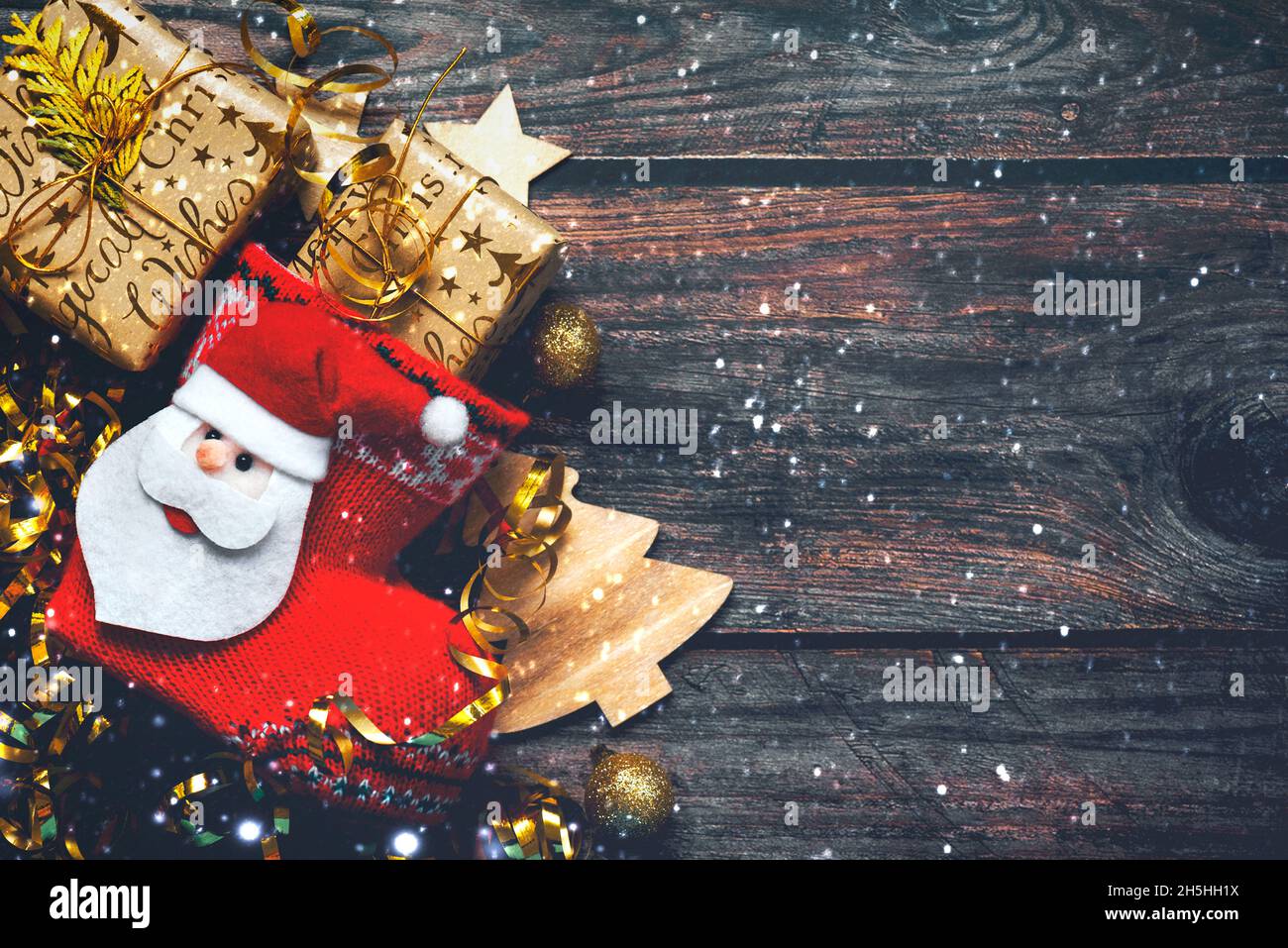 Joyeux Noël.Vue de dessus du bas de Noël avec décoration de Noël, flocons de neige et espace de copie sur une table en bois.Arrière-plan du concept de Noël Banque D'Images