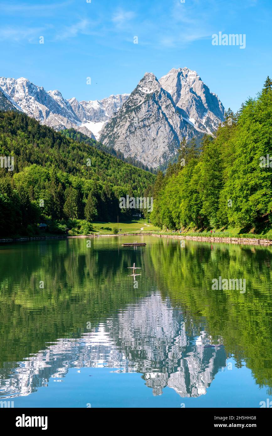 Les montagnes se reflètent dans le lac, Riessersee, derrière le sommet Mittlere und Innere Hoellentalspitze, Vorderer und Grosser Waxenstein, Riess Banque D'Images