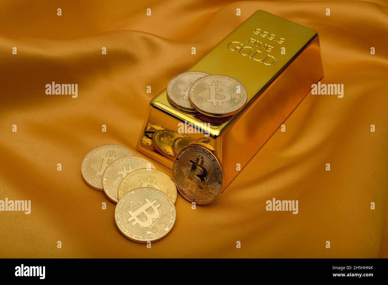 Gold bar fine or Fineness 999.9 et Bitcoin crypto-monnaie, Bade-Wurtemberg,  Allemagne Photo Stock - Alamy