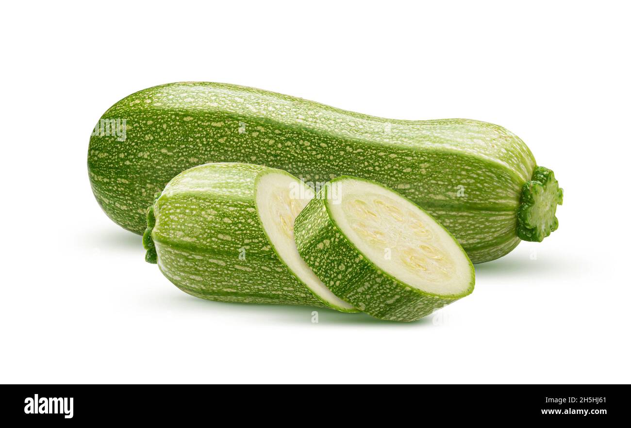 Courgette en tranches fraîches isolées sur fond blanc Banque D'Images