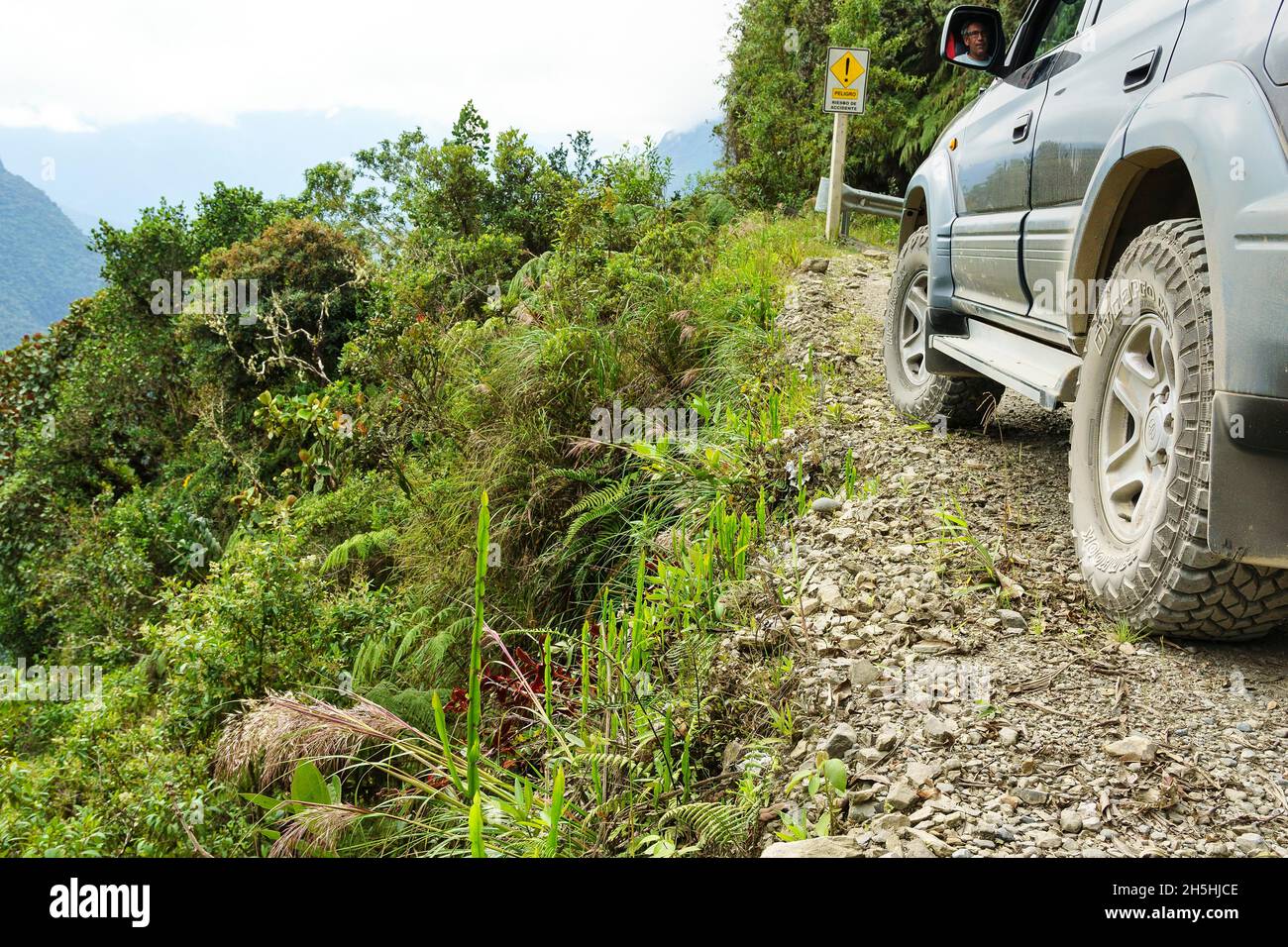 Pneus d'un véhicule tout-terrain, Toyota Land Cruiser, près du précipice sur la route de la mort, Camino de la Muerte, département de la Paz, Bolivie Banque D'Images