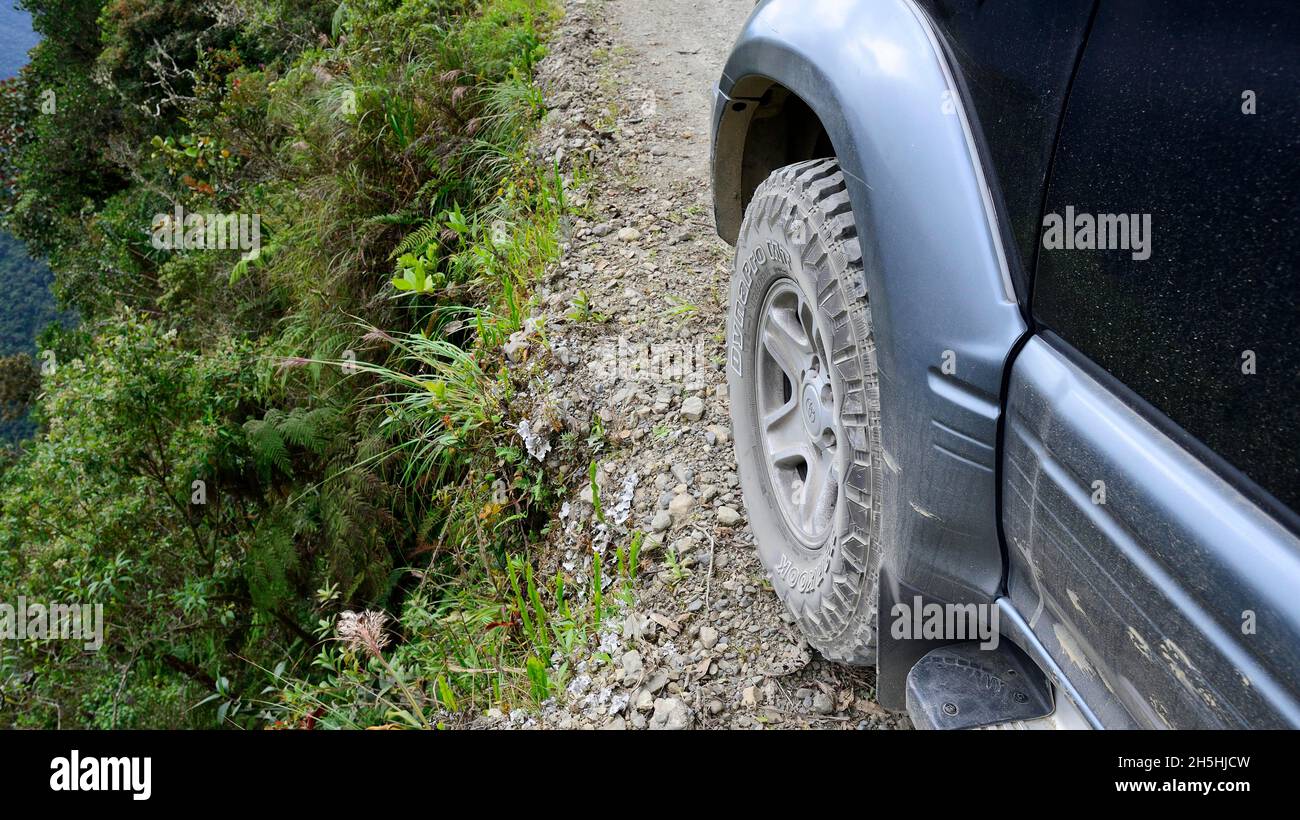 Pneus d'un véhicule tout-terrain, Toyota Land Cruiser, près du précipice sur la route de la mort, Camino de la Muerte, département de la Paz, Bolivie Banque D'Images