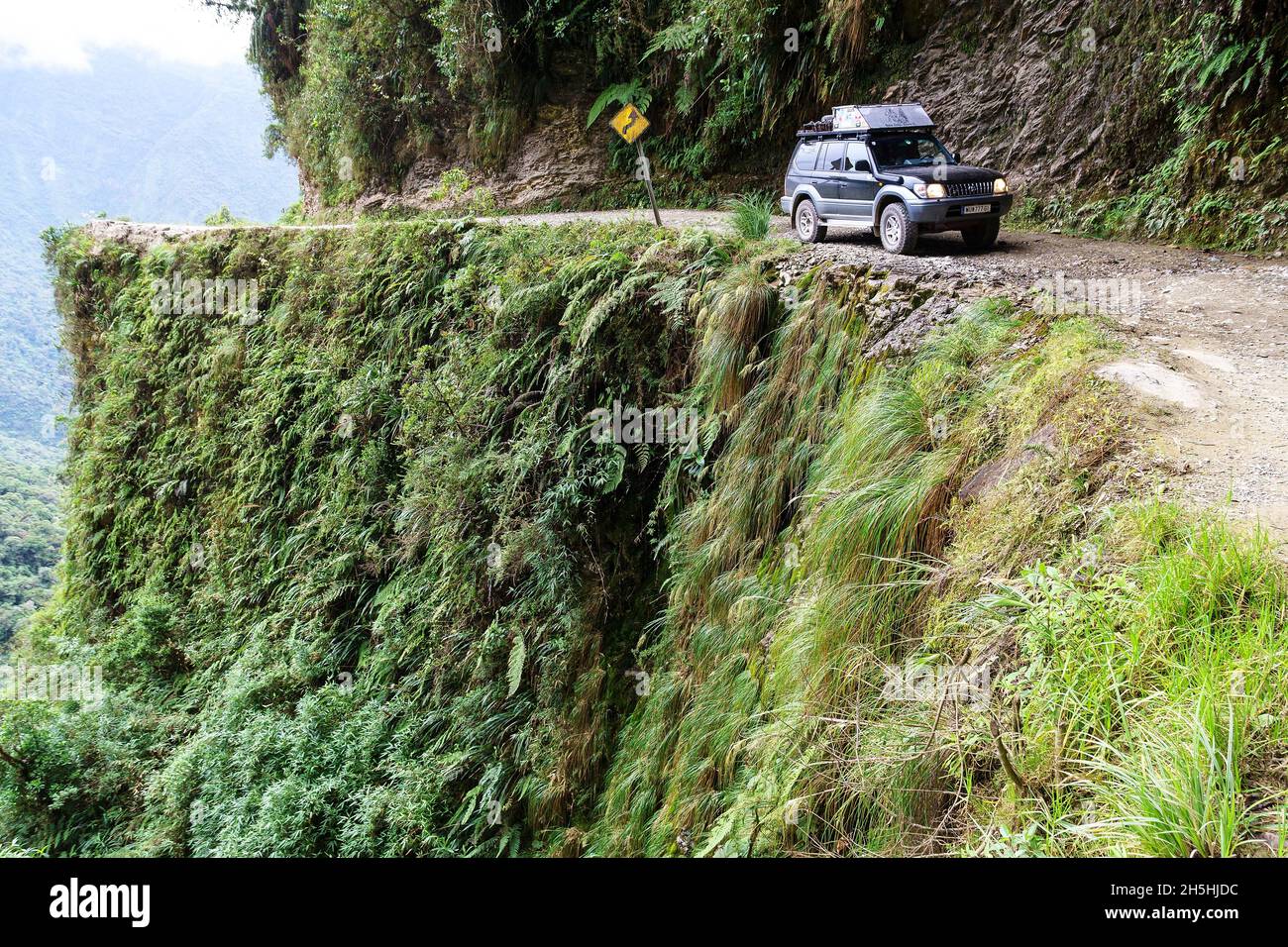 Véhicule tout-terrain, Toyota Land Cruiser, sur la route de la mort, Camino de la Muerte, département de la Paz, Bolivie Banque D'Images