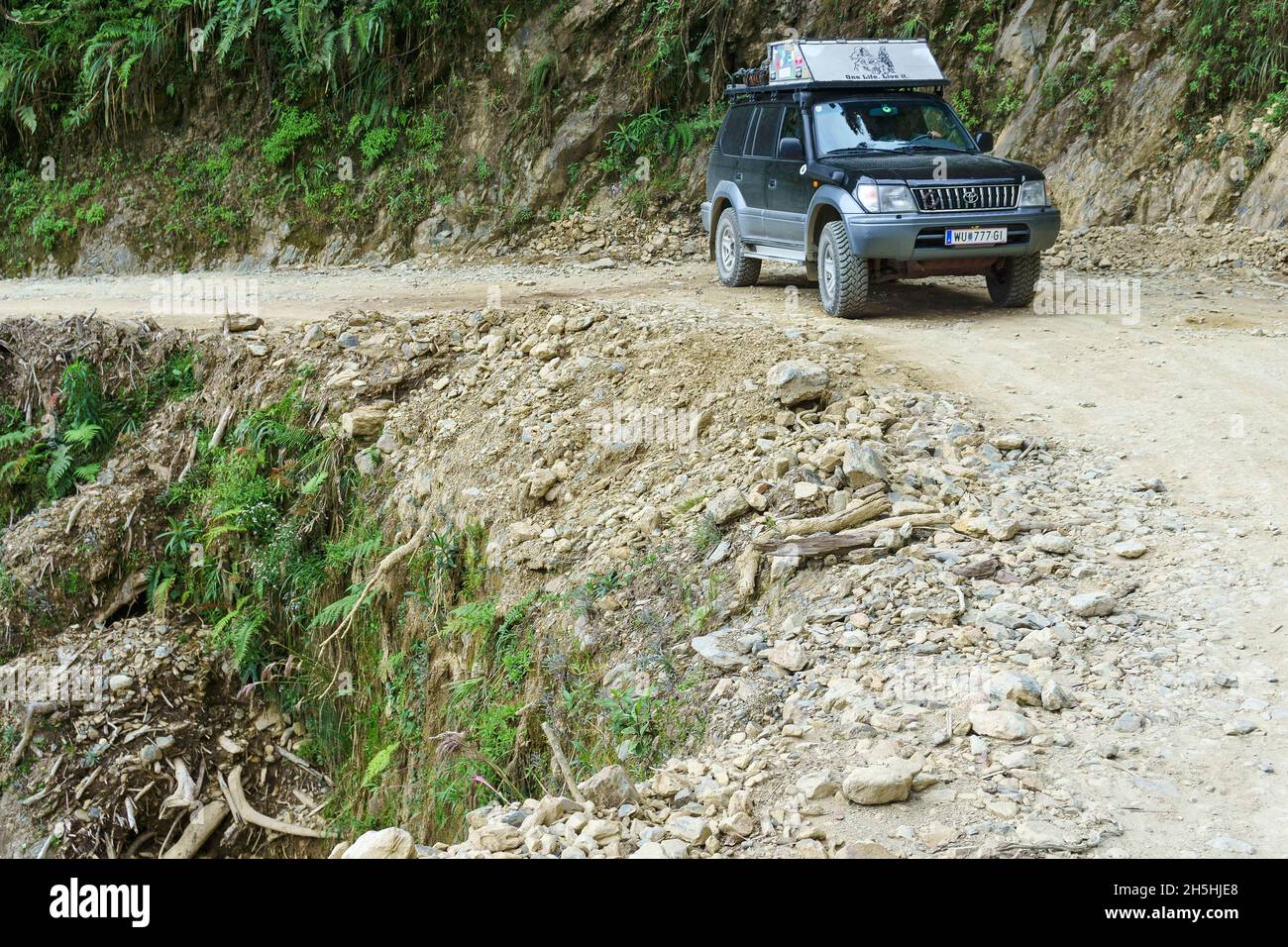 Véhicule tout-terrain, Toyota Land Cruiser, sur la route de la mort, Camino de la Muerte, département de la Paz, Bolivie Banque D'Images