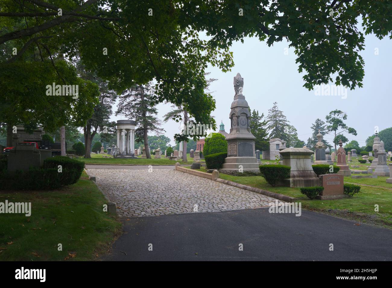 Entraînement, terrains et pierres de tête.Le cimetière juif de la Congrégation Mishkan Israël à New Haven, Connecticut. Banque D'Images
