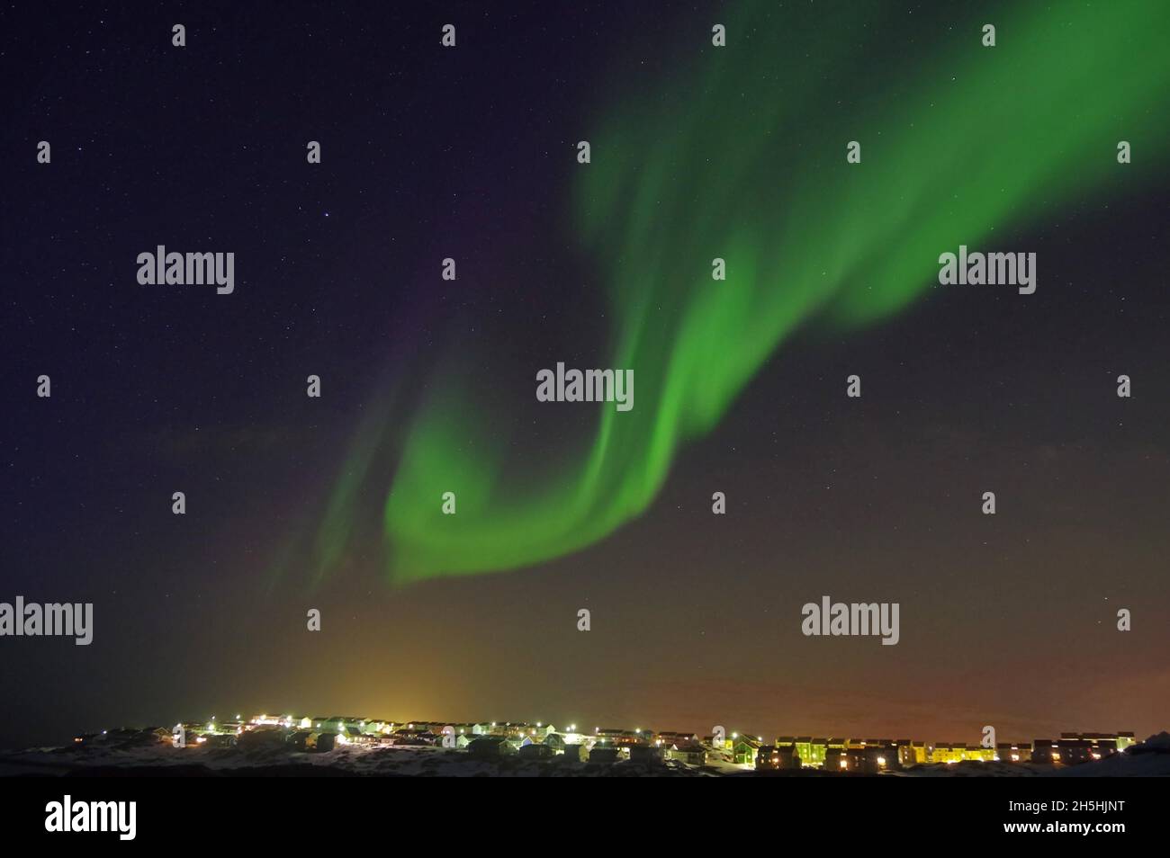 aurores boréales (aurora borealis) au-dessus de maisons, capitale, Arctique, Amérique du Nord, Nuuk,Groenland, Danemark Banque D'Images