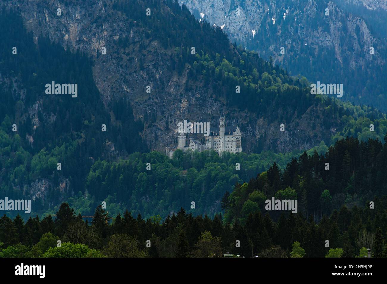 26 mai 2019 Fussen, Allemagne - Château de Neuschwanstein au milieu des montagnes Banque D'Images