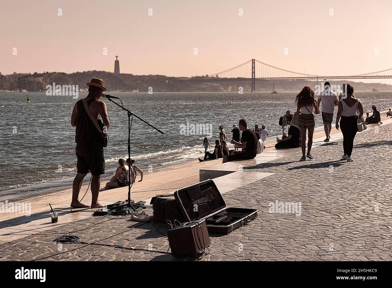 Terrasse animée sur les rives du Tage, Backlight, Ribeira das Naus, Lisbonne, Portugal Banque D'Images