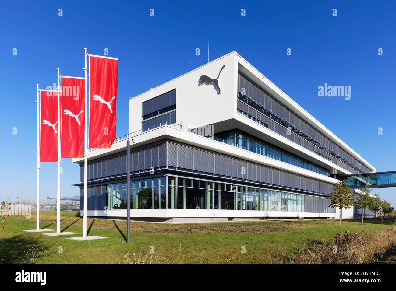 Modernité, architecture, immeuble de bureaux Cougar AG, drapeau avec logo de la société, marque, marque, Herzogenaurach, moyenne-Franconie,Franconie, Bavière Banque D'Images