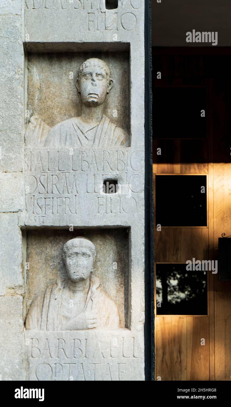 Stèle funéraire avec bustes de l'âge romain, sur le poste de porte de la cathédrale romane de Trieste dédiée à Saint Justus, Trieste, Italie Banque D'Images