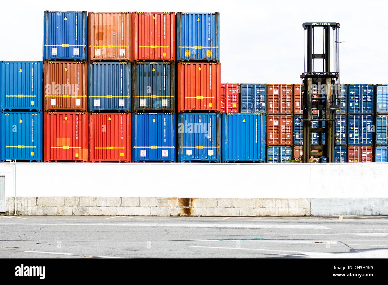 Pile de conteneurs d'expédition dans le port de Vigo Banque D'Images