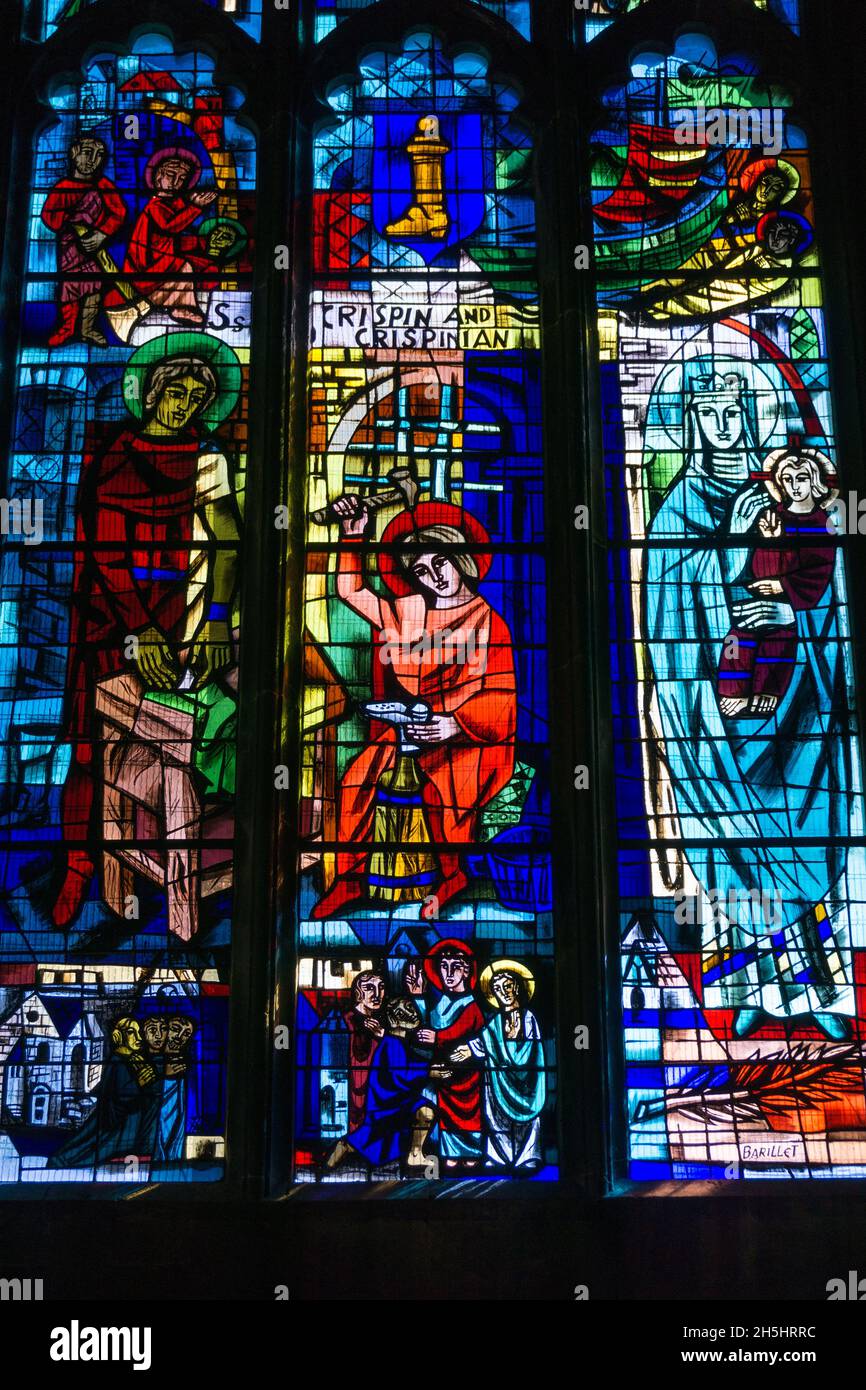 Vitraux de Jean Barillet dédiés aux saints patrons de l'industrie de la chaussure et de la chaussure, All Halws, Wellingborough, Royaume-Uni Banque D'Images