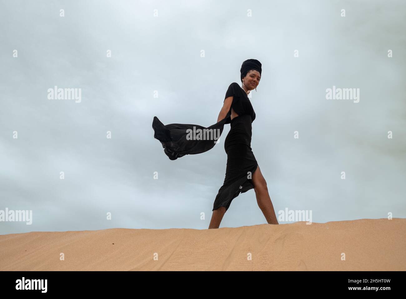 Une femme a vu marcher seule sur une dune de sable Banque D'Images