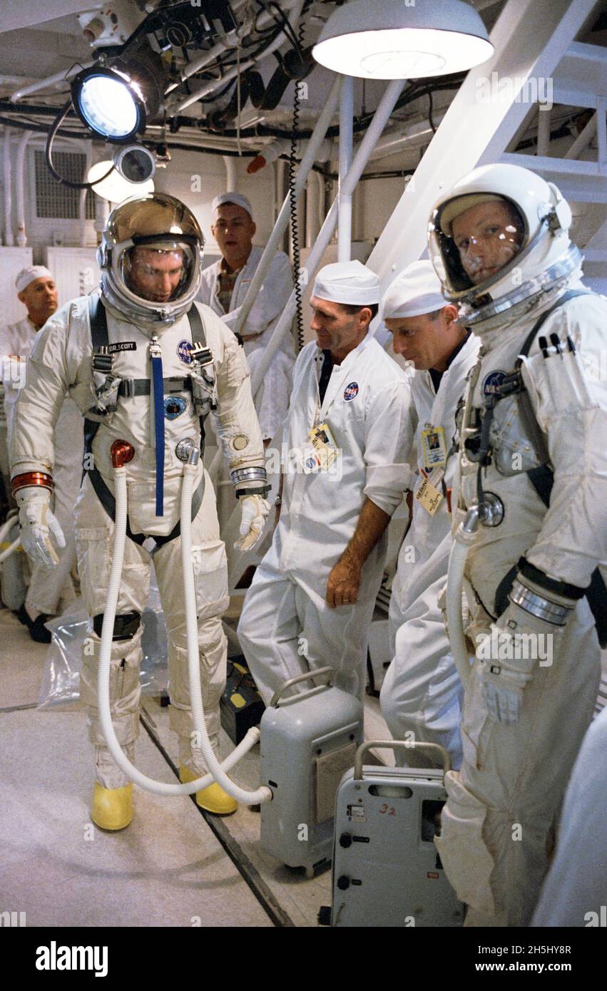 (11 mars 1966) --- les astronautes David R. Scott (à gauche) et Neil A. Armstrong, tous deux dans des espaces complets, en salle blanche entrant dans l'engin spatial Gemini-8 pendant la simulation du compte à rebours Banque D'Images