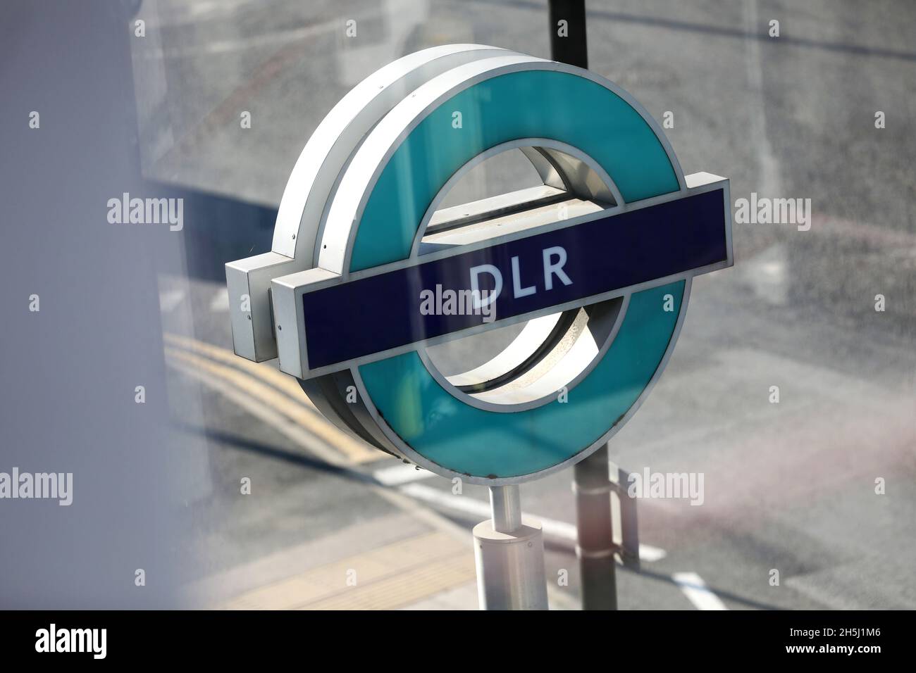 Vue générale d'un Docklands Light Railway, panneau DLR à Canning Town, Londres, Royaume-Uni. Banque D'Images