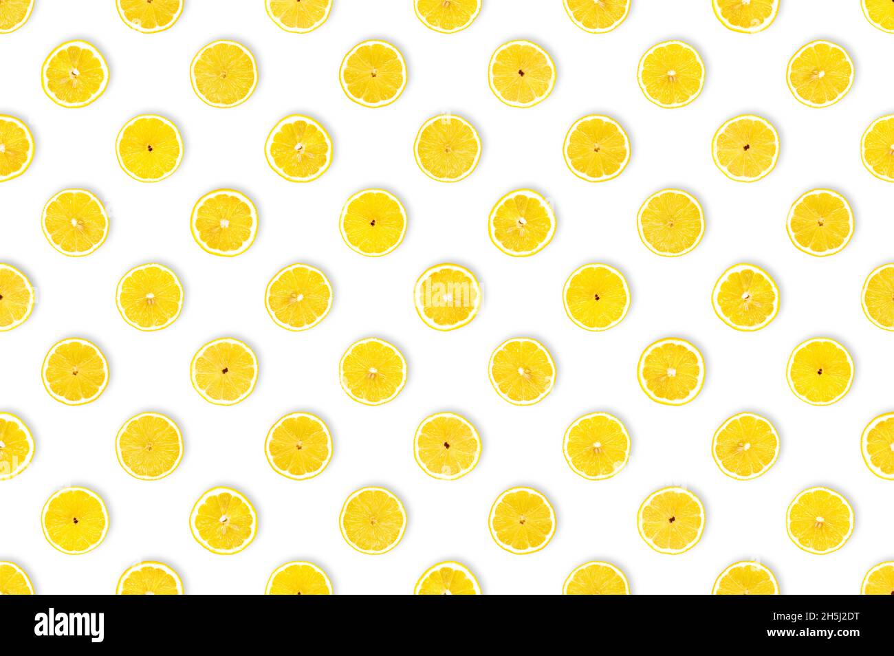 L'aigre fait du plaisir : concept de régime sain.Motif avec des éléments nutritifs importants.Tranches de citron fraîchement coupées sur fond blanc. Banque D'Images