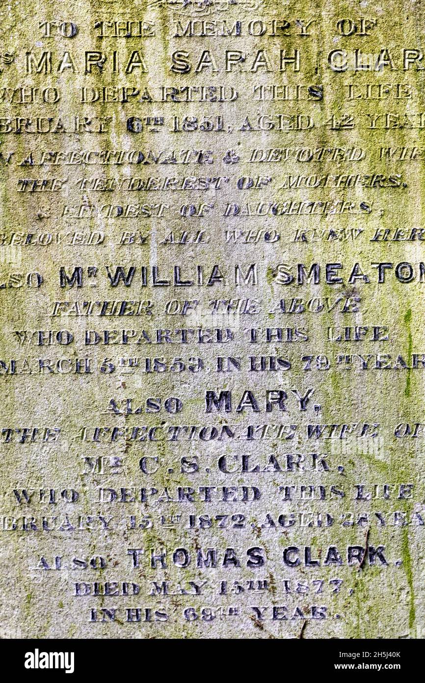 Gros plan du texte sur une vieille pierre à tête mossy, Highgate Cemetery West, Londres, Royaume-Uni Banque D'Images