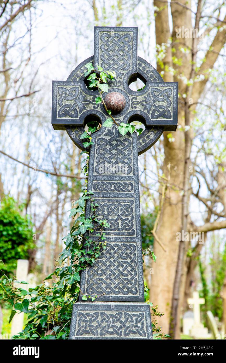 Croix celtique ornée décorée avec des nœuds celtiques, tombe du médecin et écrivain George Henry Kingsley au Highgate Cemetery East, Londres, Royaume-Uni Banque D'Images
