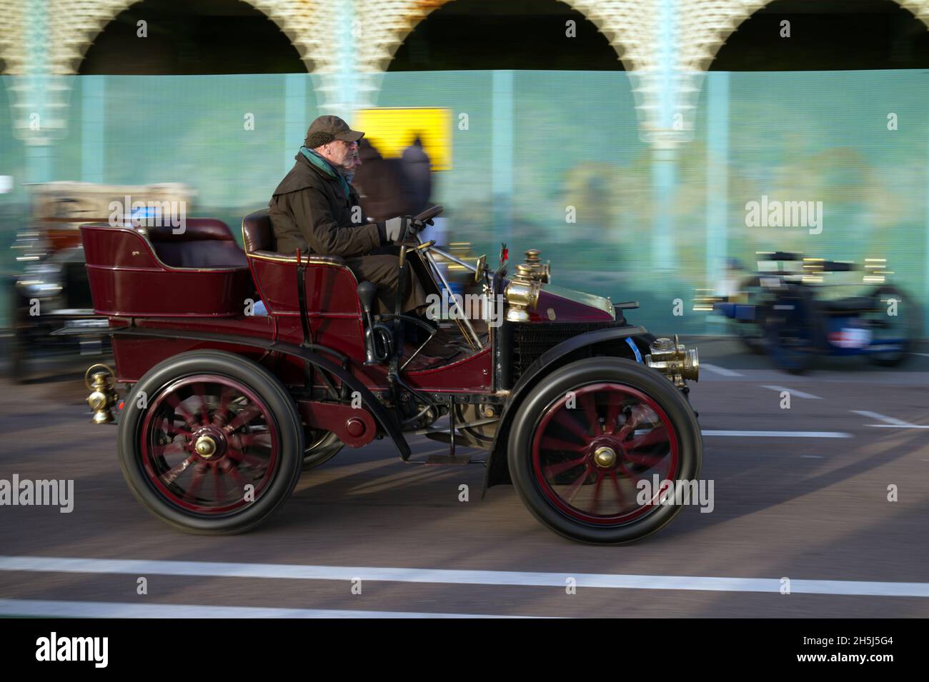 Une voiture d'époque qui longe Madeira Drive après la course de Londres à Brighton. Banque D'Images