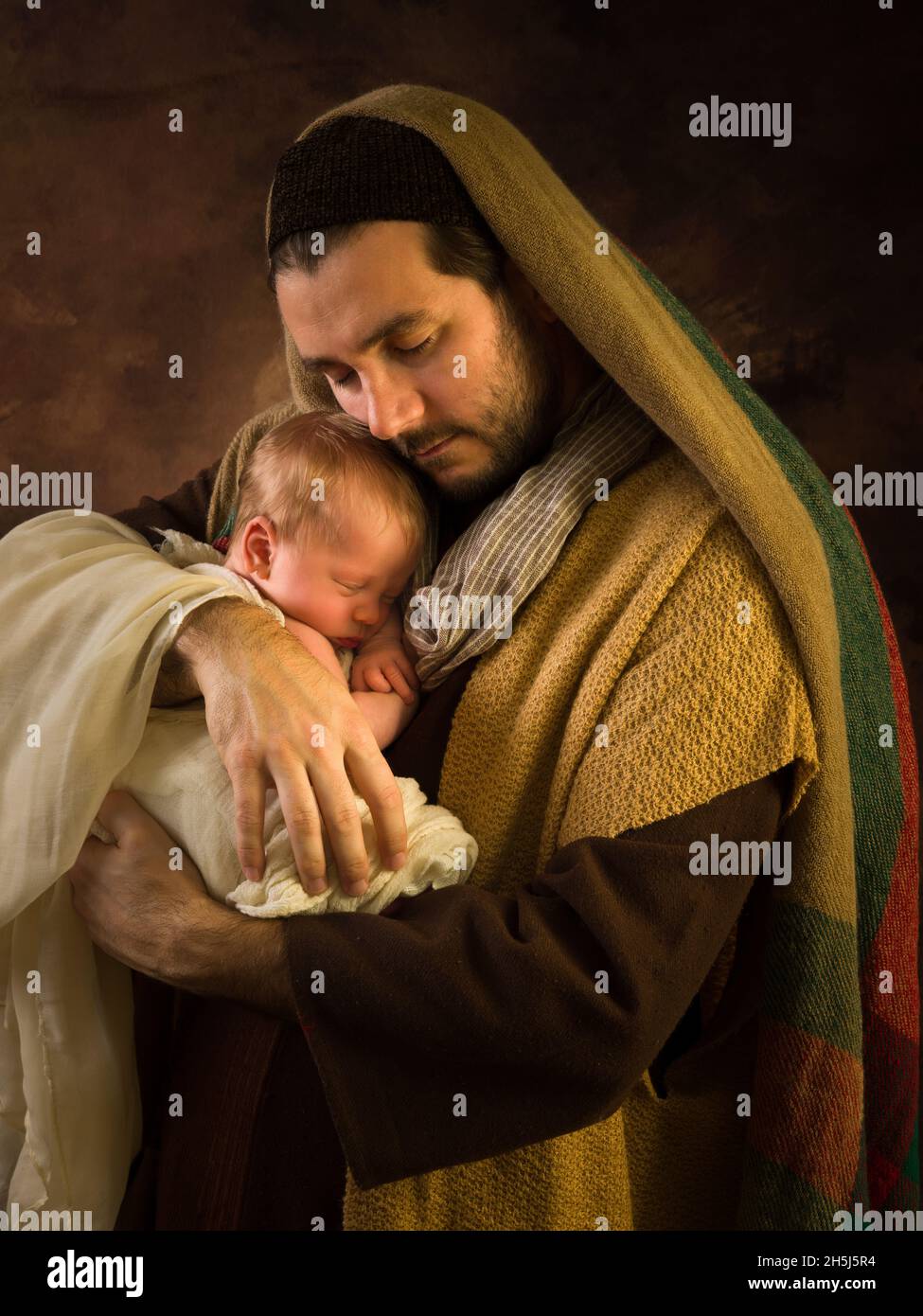 Scène de la nativité de Noël avec les vrais parents d'un nouveau-né de 9 jours, berné en tant 