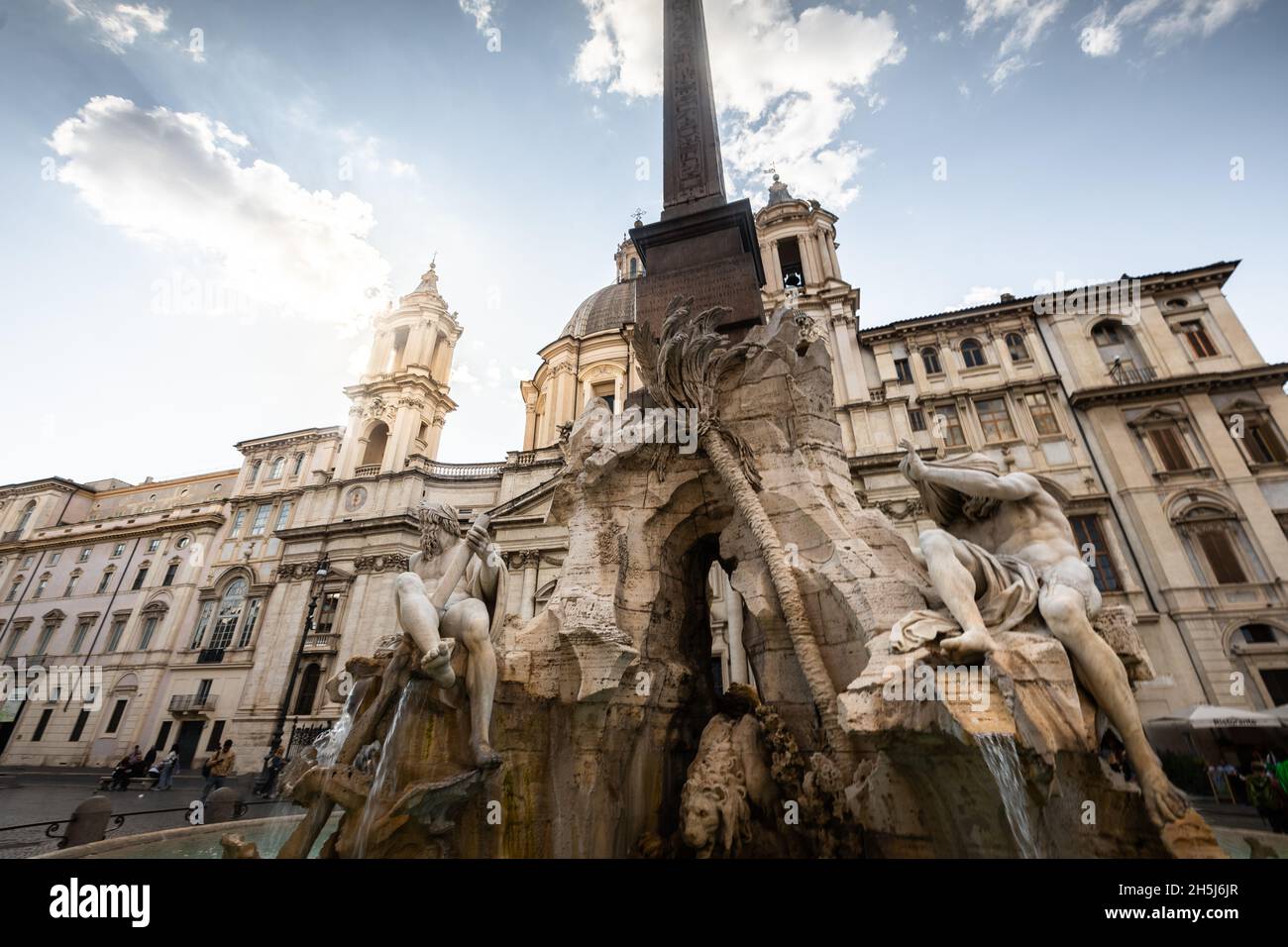 Vue depuis la fontaine Piazza Navona (place Navona) à Rome, Latium, Italie. Banque D'Images