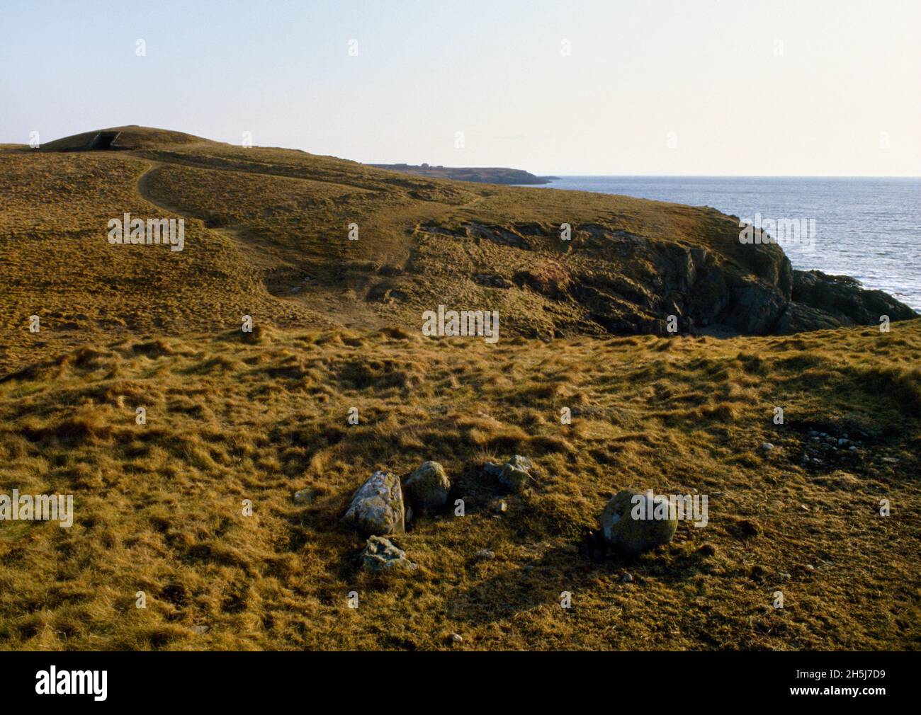 Vue S de la butte moderne (arrière L) sur les chambres funéraires de Barclodiad y Gawres (l'Apronful de la Giantess) tombe néolithique de passage, Anglesey, pays de Galles Banque D'Images