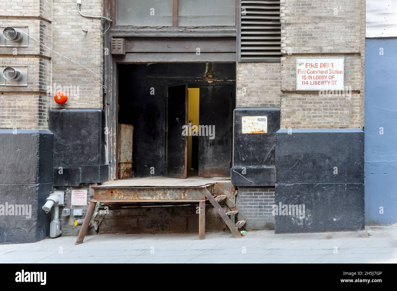 New York City, NY, USA-septembre 2020 ; vue d'un ancien quai de chargement en acier rouillé et abîmé à Cedar Street avec porte à moitié ouverte Banque D'Images