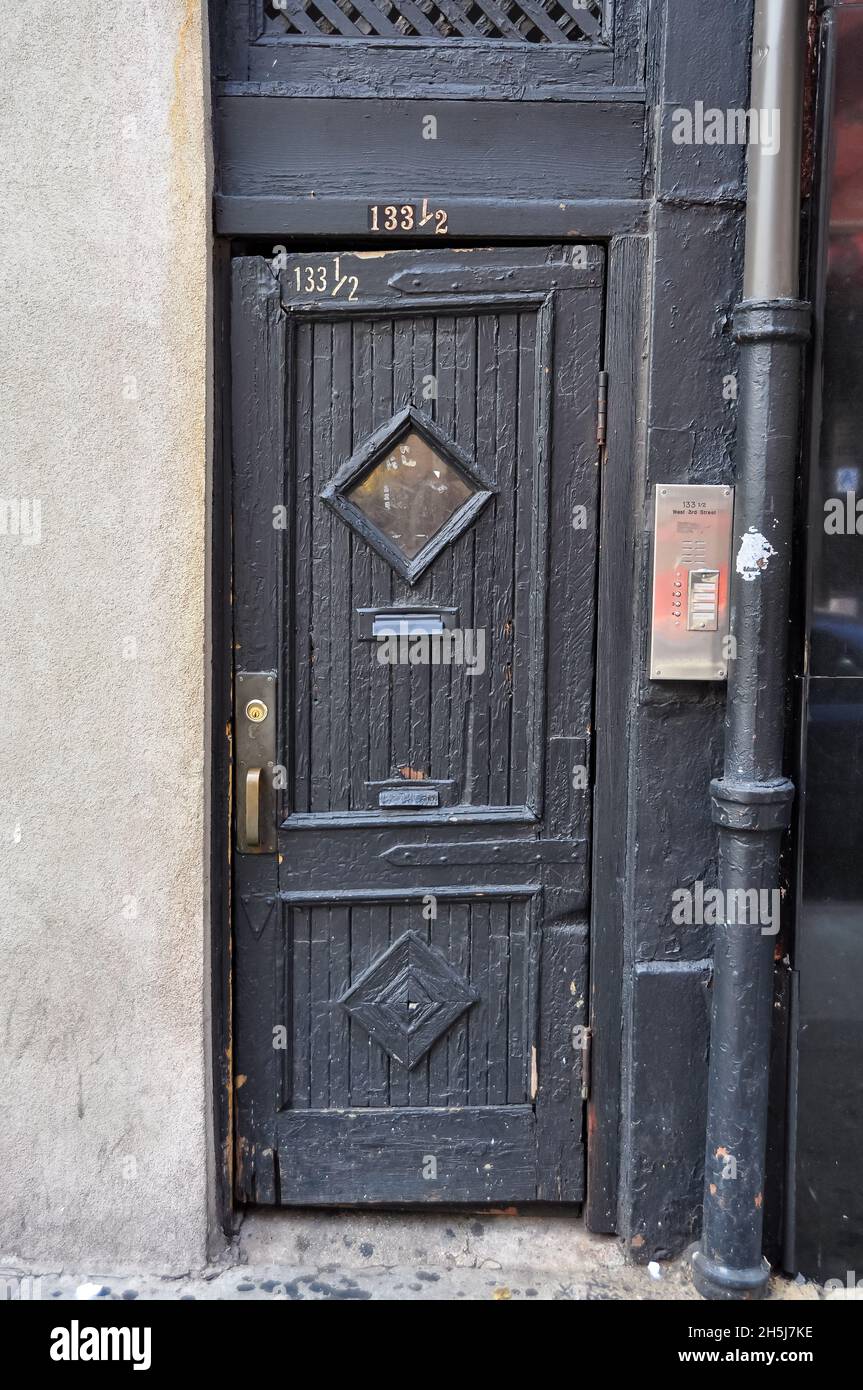 New York City, NY, USA-sept 2015 ; vue rapprochée de l'ancienne porte en bois sur 133 1/2 West 3rd Street dans Greenwich Village Banque D'Images