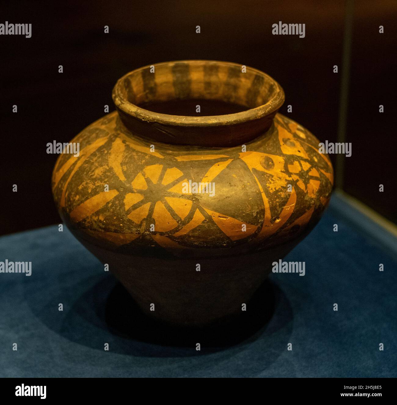 Pot en poterie peint.Culture Xiyin/culture Miaodigou, il y a environ 5300-5800 ans.Dans la collection du Musée Shanxi. Banque D'Images