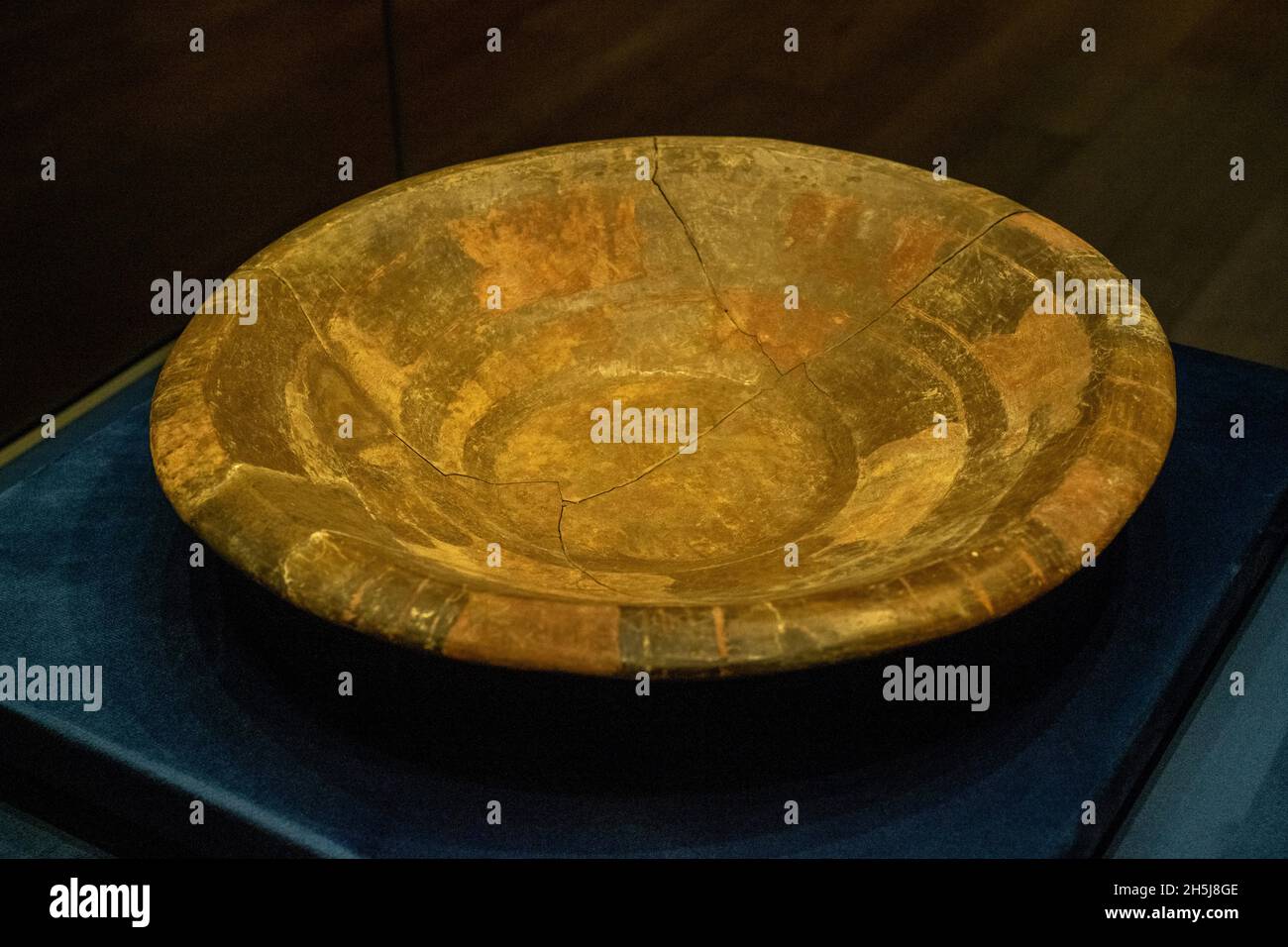 Bassin de poterie peint.Taosi Culture, ca.2300-1900 BCE.Dans la collection du Musée Shanxi. Banque D'Images