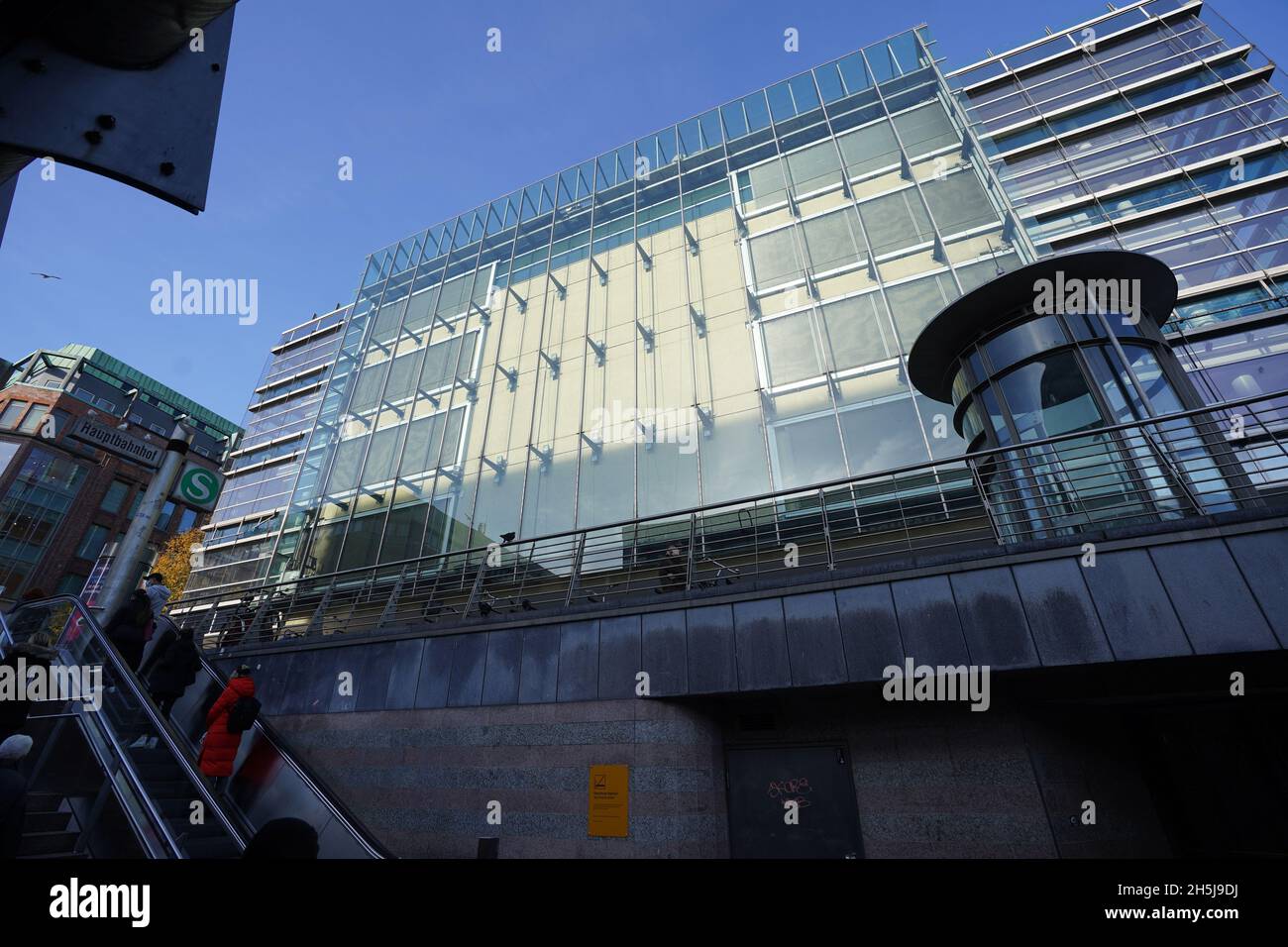 Hambourg, Allemagne.09ème novembre 2021.Vue sur le bâtiment Karstadt Sport situé sur la Mönckebergstraße, dans le centre-ville.La Chambre de commerce et la Trägerverbund Innenstadt ont exigé beaucoup plus d'engagement de la part du sénat rouge-vert dans le réaménagement du centre-ville, qui souffre non seulement à cause de la pandémie de Corona.Le centre-ville de Hambourg est actuellement en crise, et pas seulement à cause de la pandémie de Corona.Il se caractérise par des magasins mourants, des loyers élevés, des vides nocturnes et presque tous les appartements.Credit: Marcus Brandt/dpa/Alay Live News Banque D'Images