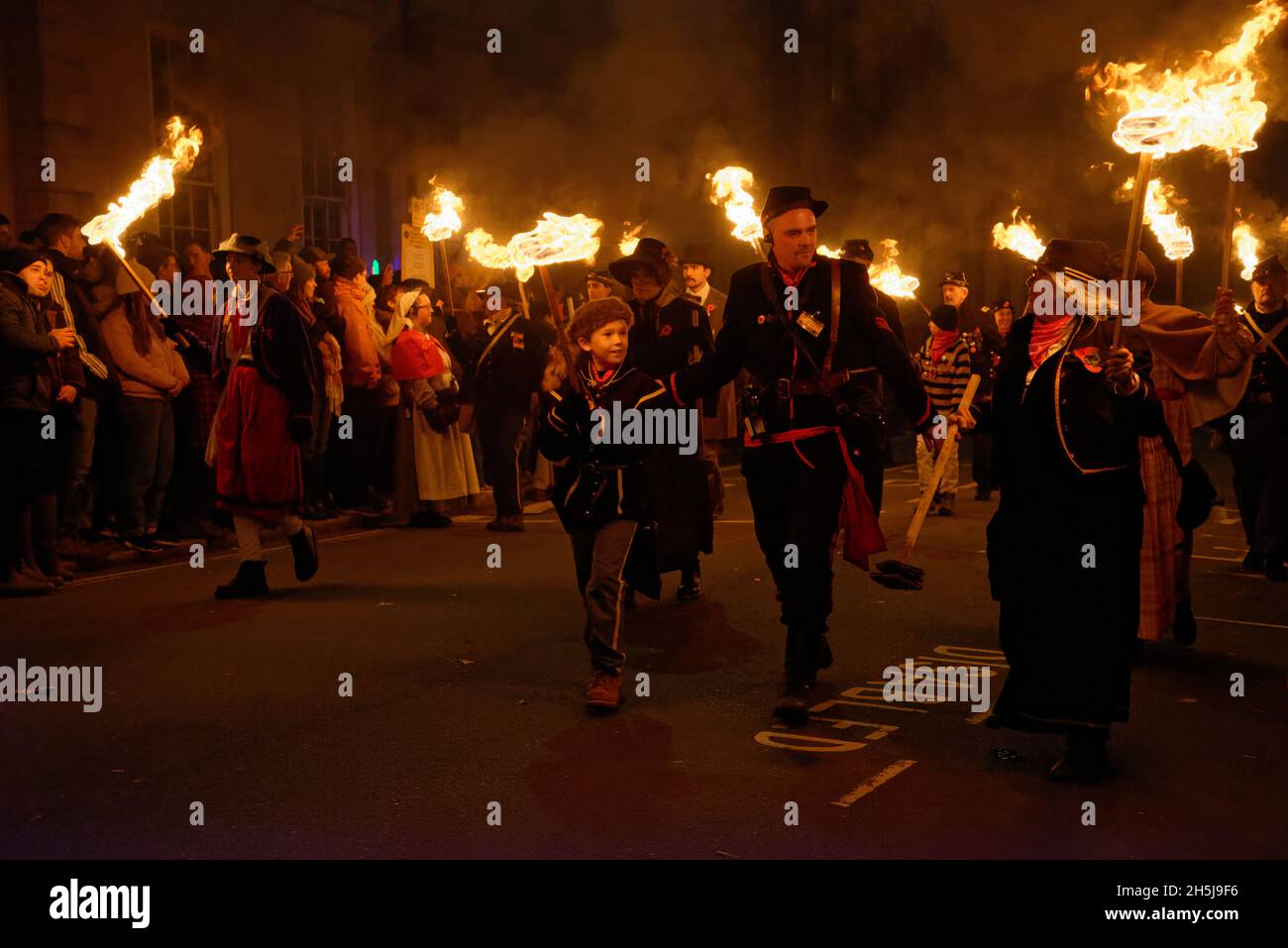 Célébrations de la nuit de Lewes Bonfire 2021 à Lewes High Street, East Sussex, Angleterre. Banque D'Images