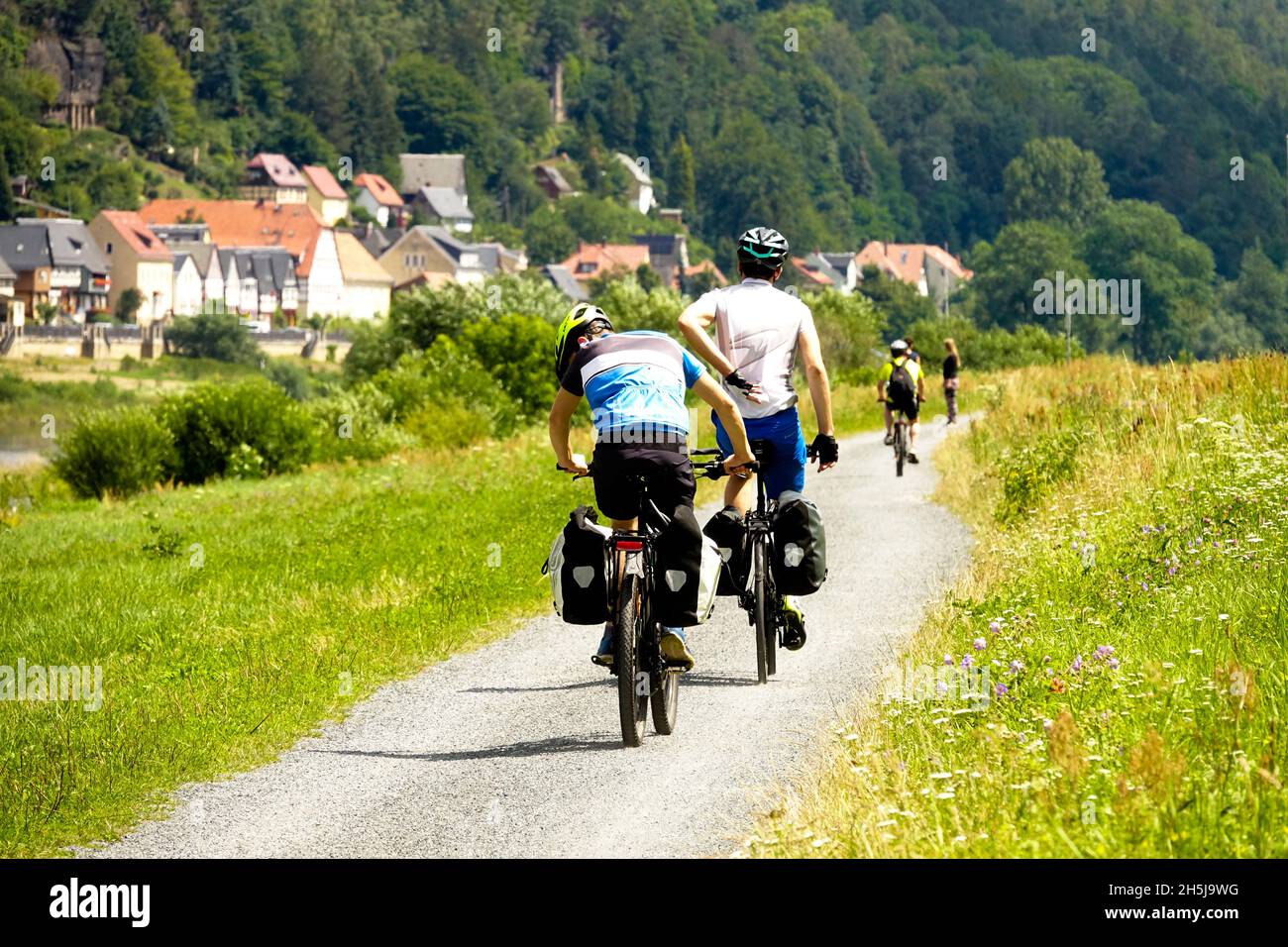Vélo casque campagne. Cyclistes en été sur un sentier de vélo dans la vallée de l'Elbe Allemagne vélo sain style de vie Banque D'Images