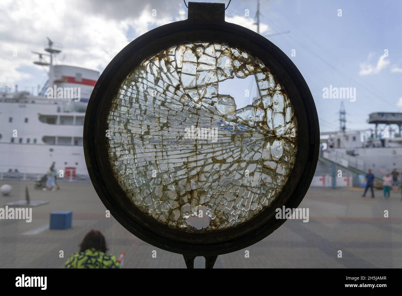Un hublot sombre en métal rouillé Vintage avec du verre brisé.Une fenêtre cassée. Banque D'Images