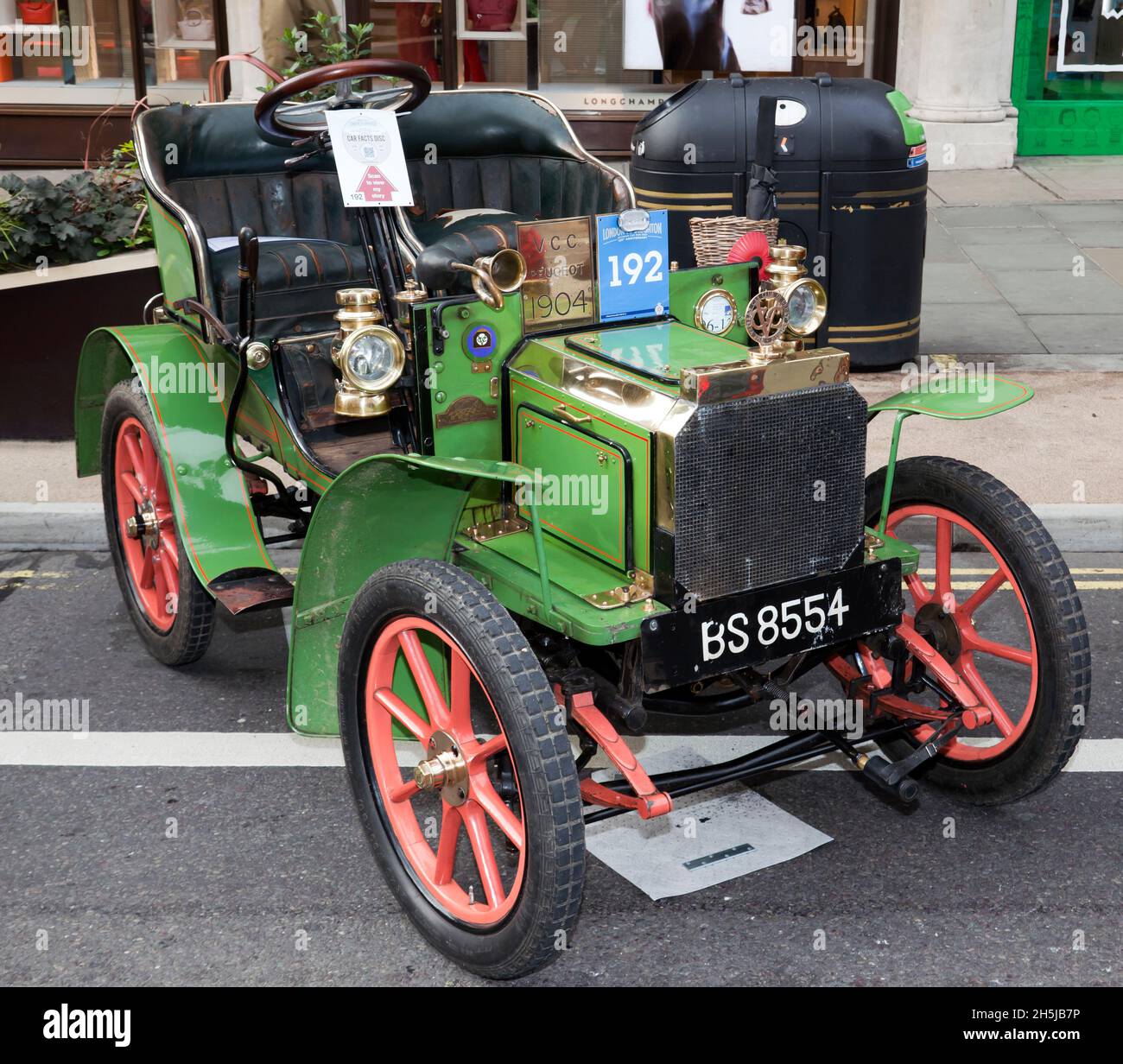 A Green, 1904 ans, Peugeot deux places, prenant part au salon automobile Regents Street Concours d'élégance, novembre 2021 Banque D'Images