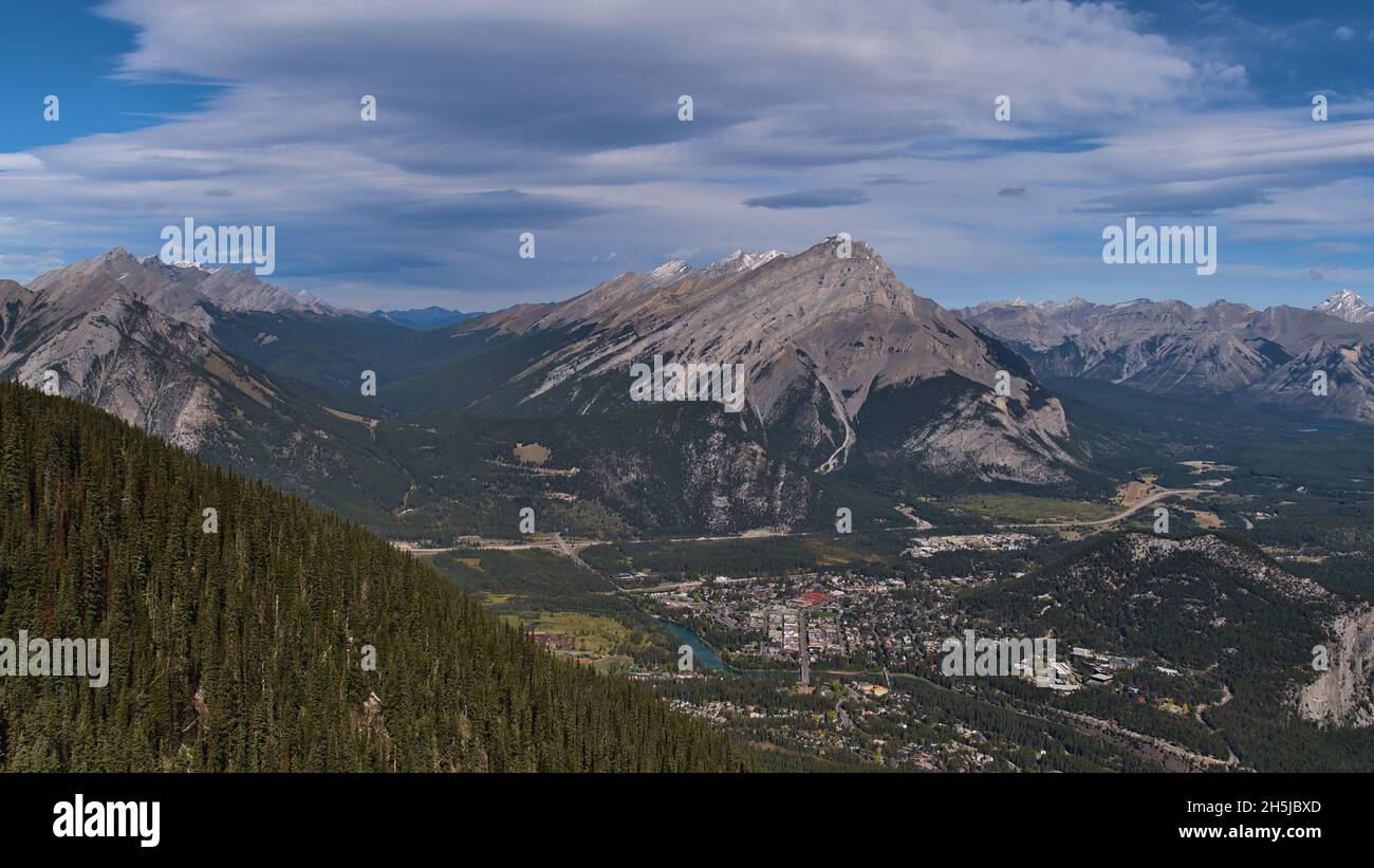 Vue panoramique sur la vallée de la Bow avec la ville de Banff entourée par les montagnes Rocheuses, y compris le mont Norquay et la montagne Cascade, dans le parc national Banff, au Canada. Banque D'Images