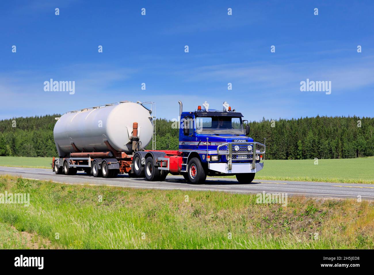 Le camion classique Scania 143H avec cabine classique tire la remorque-citerne le long de l'autoroute 2 pendant une belle journée d'été.Jokioinen, Finlande.15 juin 2020. Banque D'Images