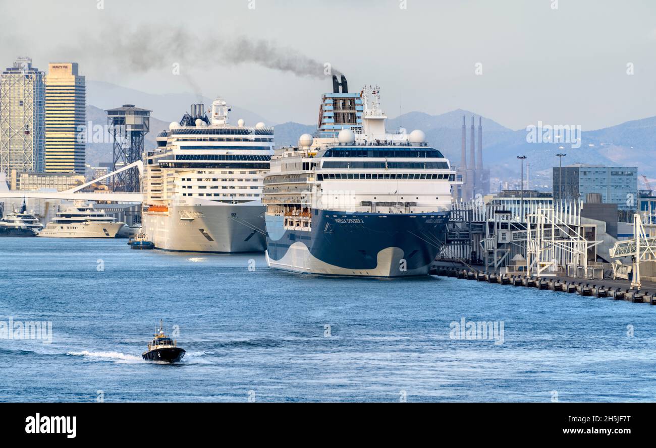 MSC Splendida et Marella Explorer 2 bateaux de croisière au port de Barcelone, Espagne 2021 Banque D'Images