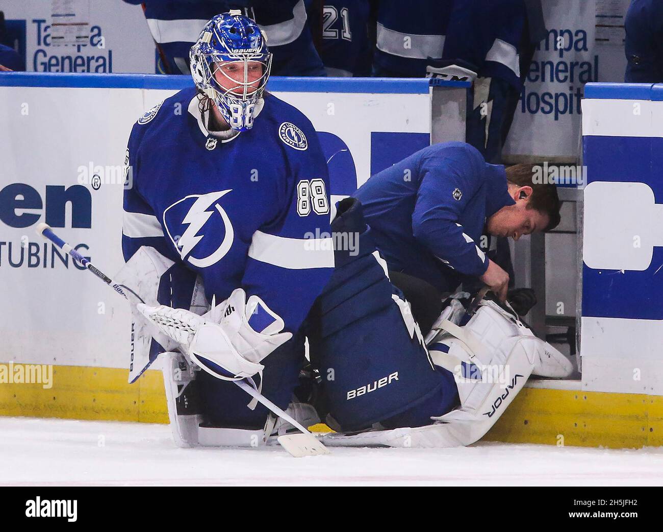 Tampa, États-Unis.09ème novembre 2021.Le gardien de but de la foudre de Tampa Bay Andrei Vasilevskiy (88) a un changement d'équipement après avoir été aidé hors de la glace après un dysfonctionnement de la lame de skate pendant une deuxième période de jeu de puissance par les Hurricanes de Caroline à Amalie Arena le mardi 9 novembre 2021, à Tampa, en Floride.(Photo par Dirk Shadd/Tampa Bay Times/TNS/Sipa USA) crédit: SIPA USA/Alay Live News Banque D'Images