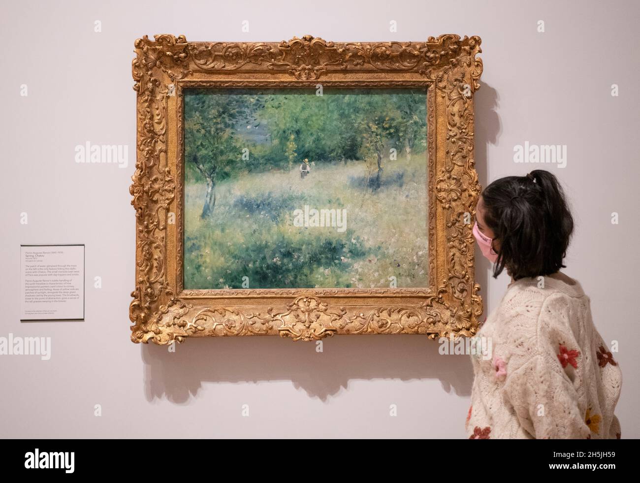 La Courtauld Gallery de Londres rouvre ses portes au public le vendredi 19 novembre à la suite du plus important projet de modernisation de son histoire, offrant une maison transformée à la plus grande collection britannique d’art impressionniste la collection très appréciée de Courtauld,Qui appartient à la fiducie Samuel Courtauld et s'étend du Moyen-âge au 20ème siècle, a été complètement réexposé et réinterprété.Image : Pierre-Auguste Renoir, printemps, Chatou, vers 1873.The Courtauld Gallery, Somerset House, Londres, Royaume-Uni.10 novembre 2021. Banque D'Images