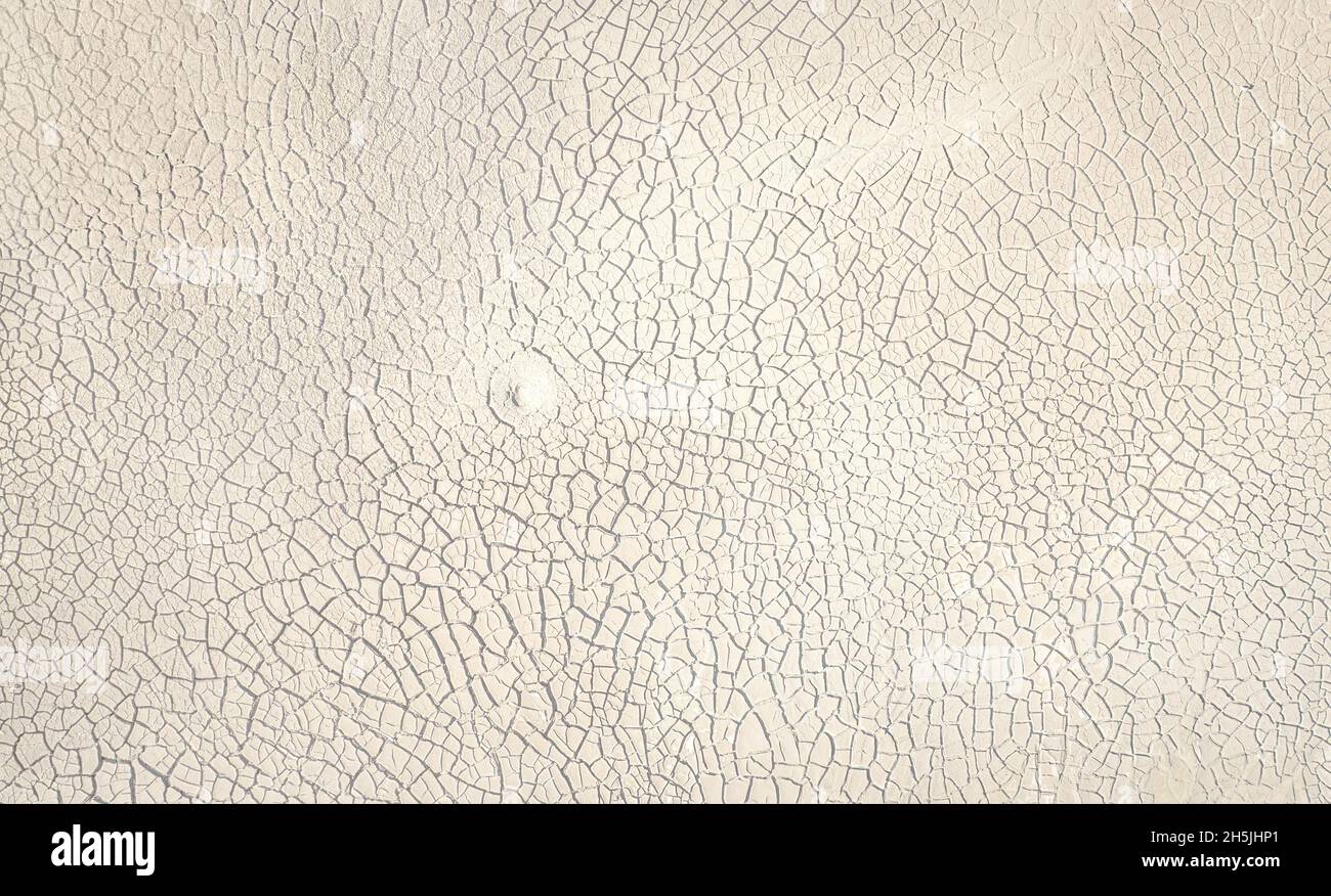 Texture de la surface du fond du lac séché. Plan aérien d'argile séchée avec des fissures, vue plate directement au-dessus Banque D'Images