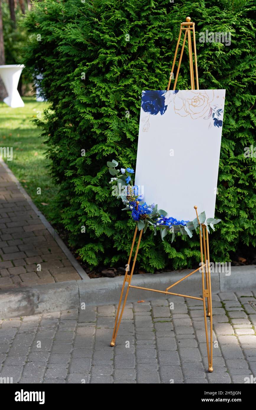 Tableau de mariage, maquette, chevalet d'invitation, avec espace pour une  inscription, décoré de fleurs fraîches.Décoration festive, espace pour le  photocopie.Mise au point sélective douce Photo Stock - Alamy