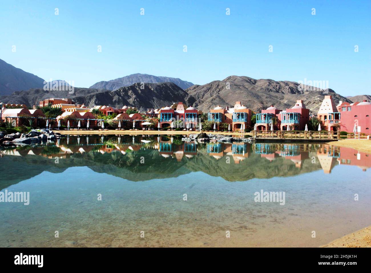 Village égyptien sur la mer Rouge Sinaï Egypte bleu ciel montagnes collines bleu ciel copier espace Moyen-Orient Banque D'Images