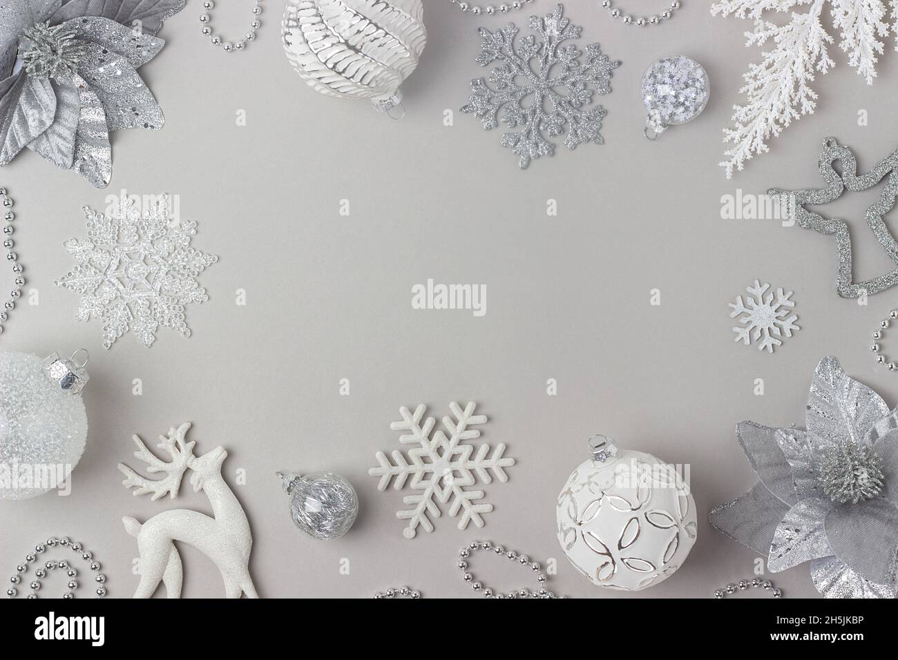 Cadre des fêtes fait argent et blanc brillant décorations de noël sur fond gris.Concept joyeux Noël, Noël et nouvel an.Vue de dessus, Flat lay, Co Banque D'Images