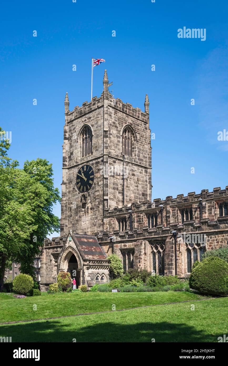 Eglise Skipton, vue sur la tour de l'église paroissiale médiévale de la Sainte Trinité (XIVe siècle) dans la ville marchande du Nord Yorkshire de Skipton, Angleterre Royaume-Uni Banque D'Images