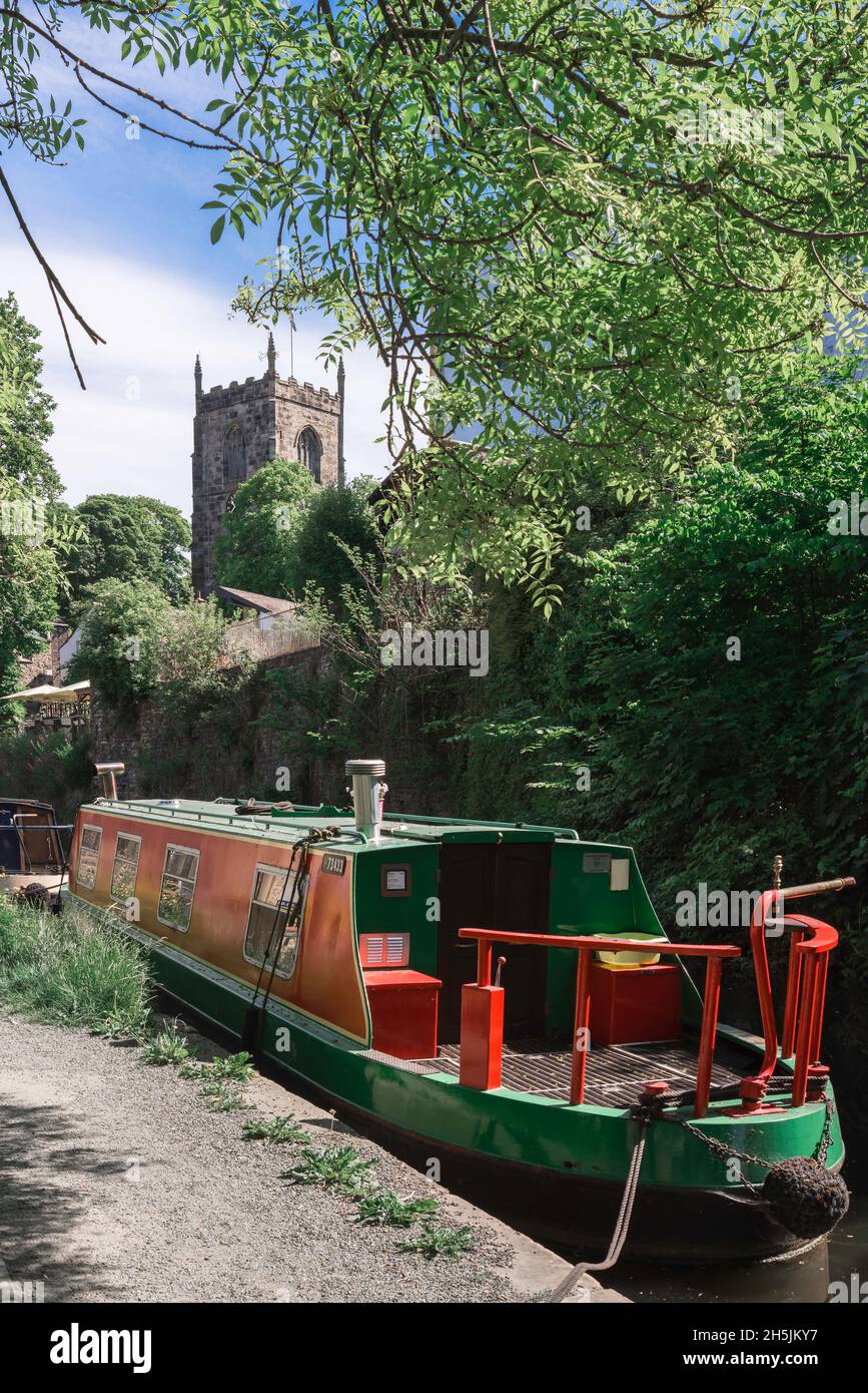 UK houseboat, vue en été d'une péniche amarrée dans le canal Spring Branch dans la ville marchande du Yorkshire du Nord de Skipton, Angleterre, Royaume-Uni Banque D'Images