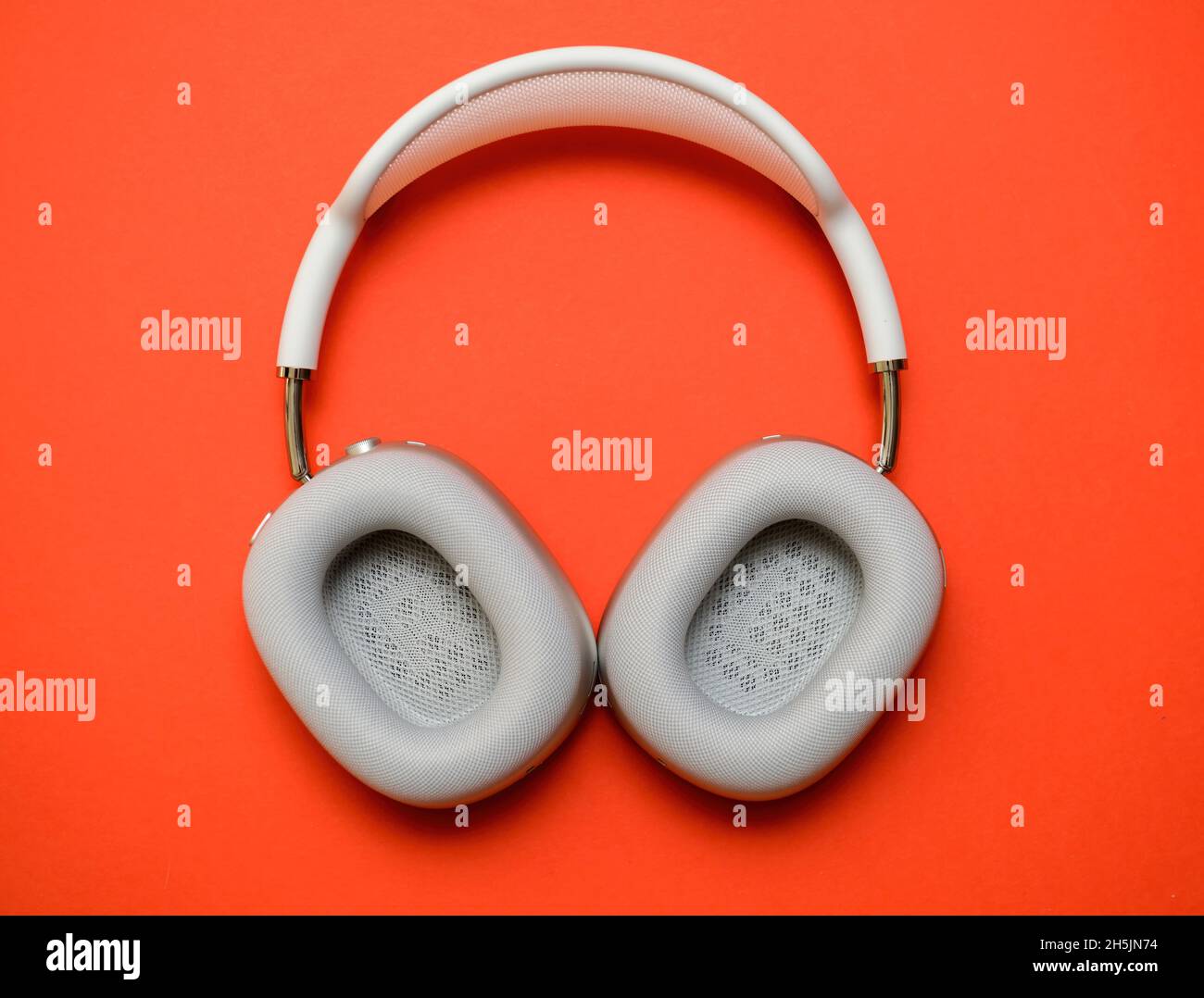 Nouveau casque circum-aural AirPods Max d'Apple Computers argenté.Égaliseur adaptatif, neutralisation active du bruit Banque D'Images