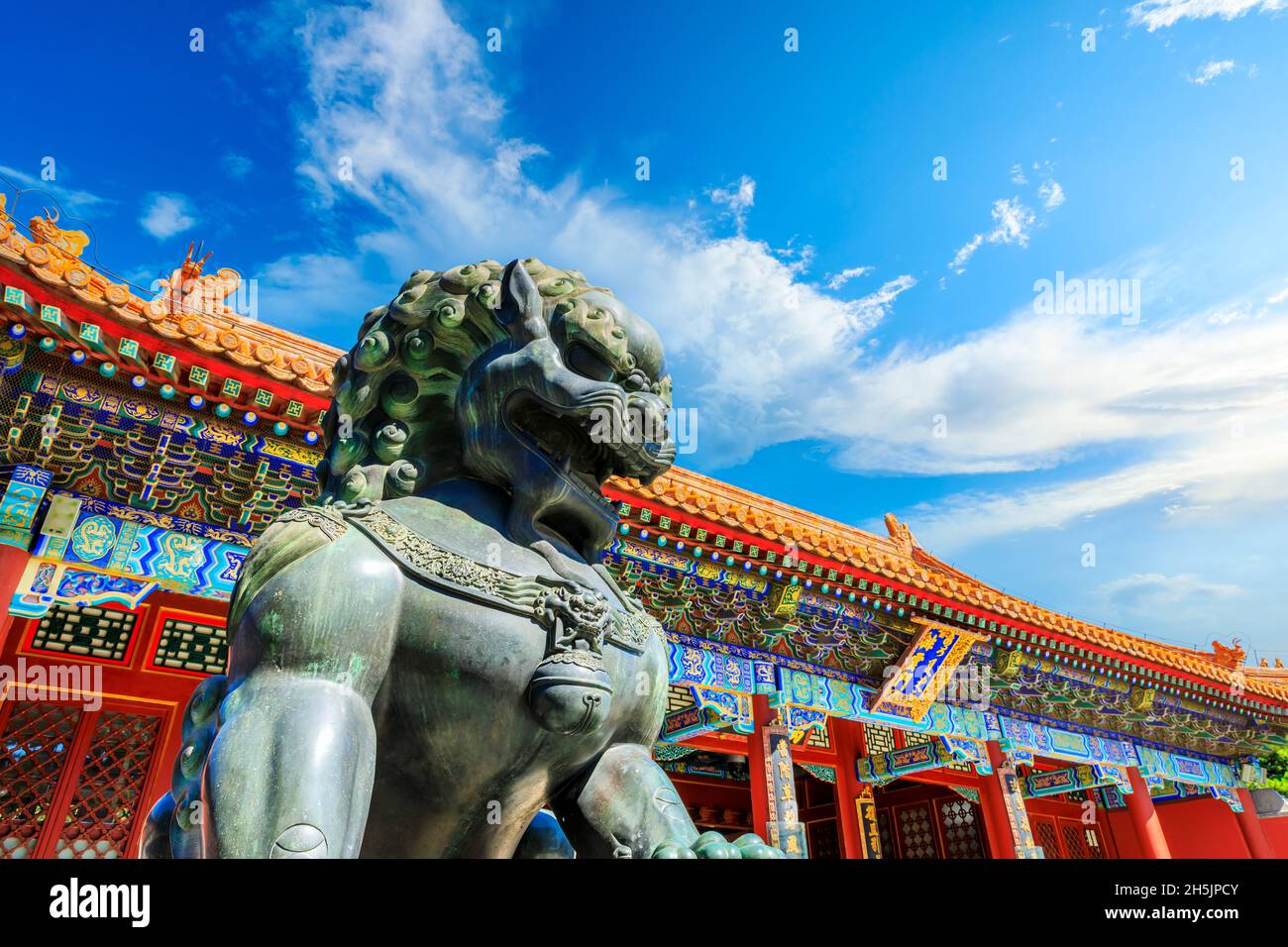 Statue de Lion de bronze dans le Palais d'été, Pékin. Les anciens jardins impériaux. Banque D'Images