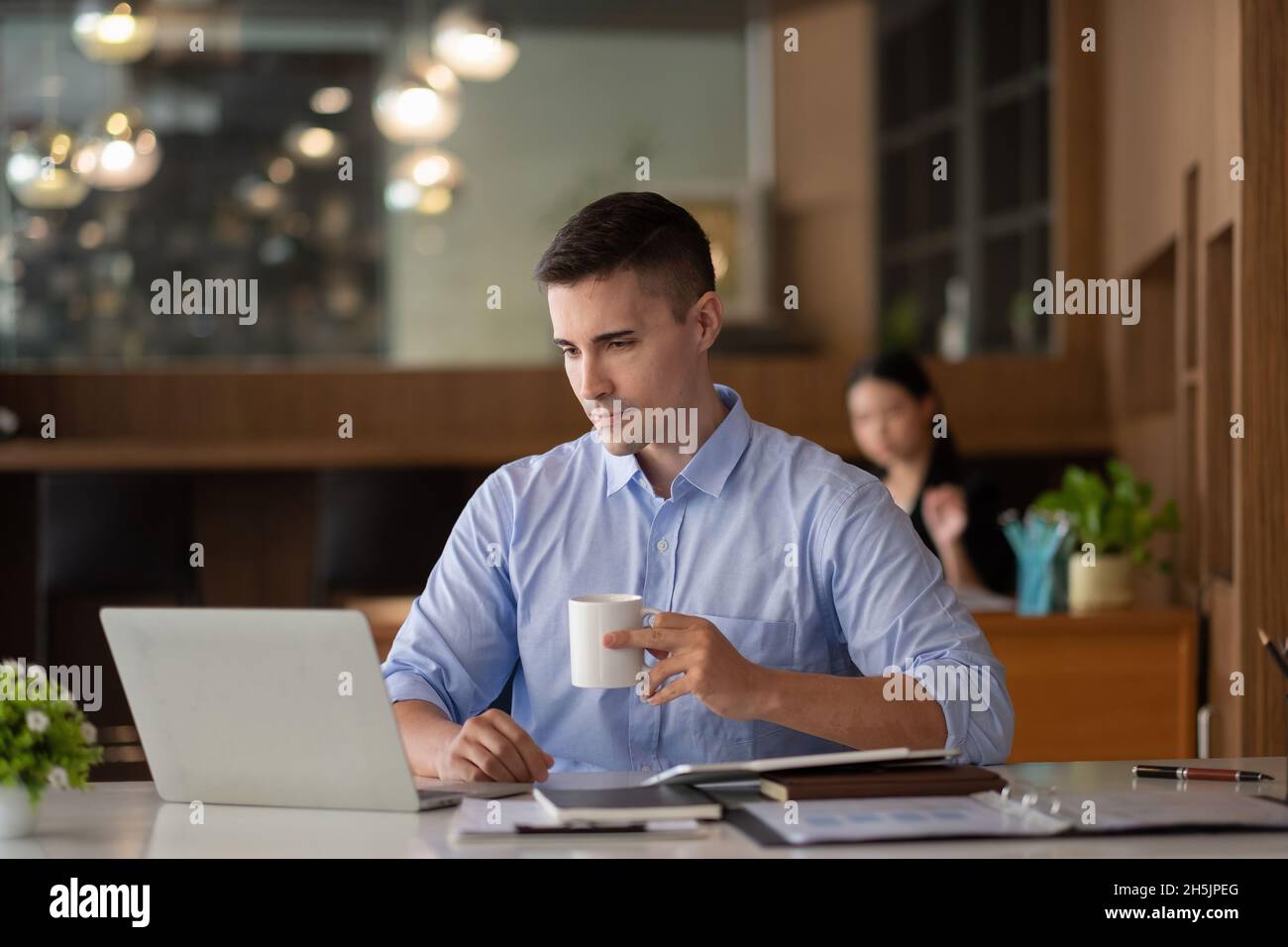 homme d'affaires souriant ayant une réunion d'équipe virtuelle, parler, travailler à distance à la maison regarder le webinaire de formation en ligne dans un bureau distant Banque D'Images