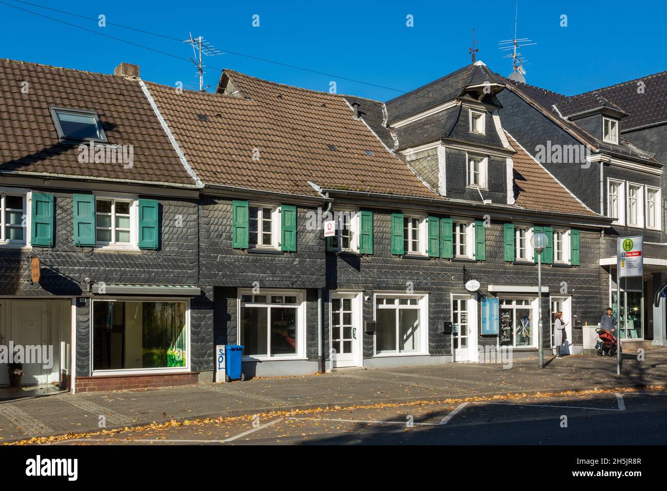 Allemagne, Haan, Bergisches pays, Niederbergisches pays, Niederberg,Rhénanie-du-Nord-Westphalie, NRW, immeuble résidentiel et maison d'affaires Kaiserstrasse 55, maison à colombages avec façade en ardoise et dormeur avec poutres en derrick, volets verts Banque D'Images